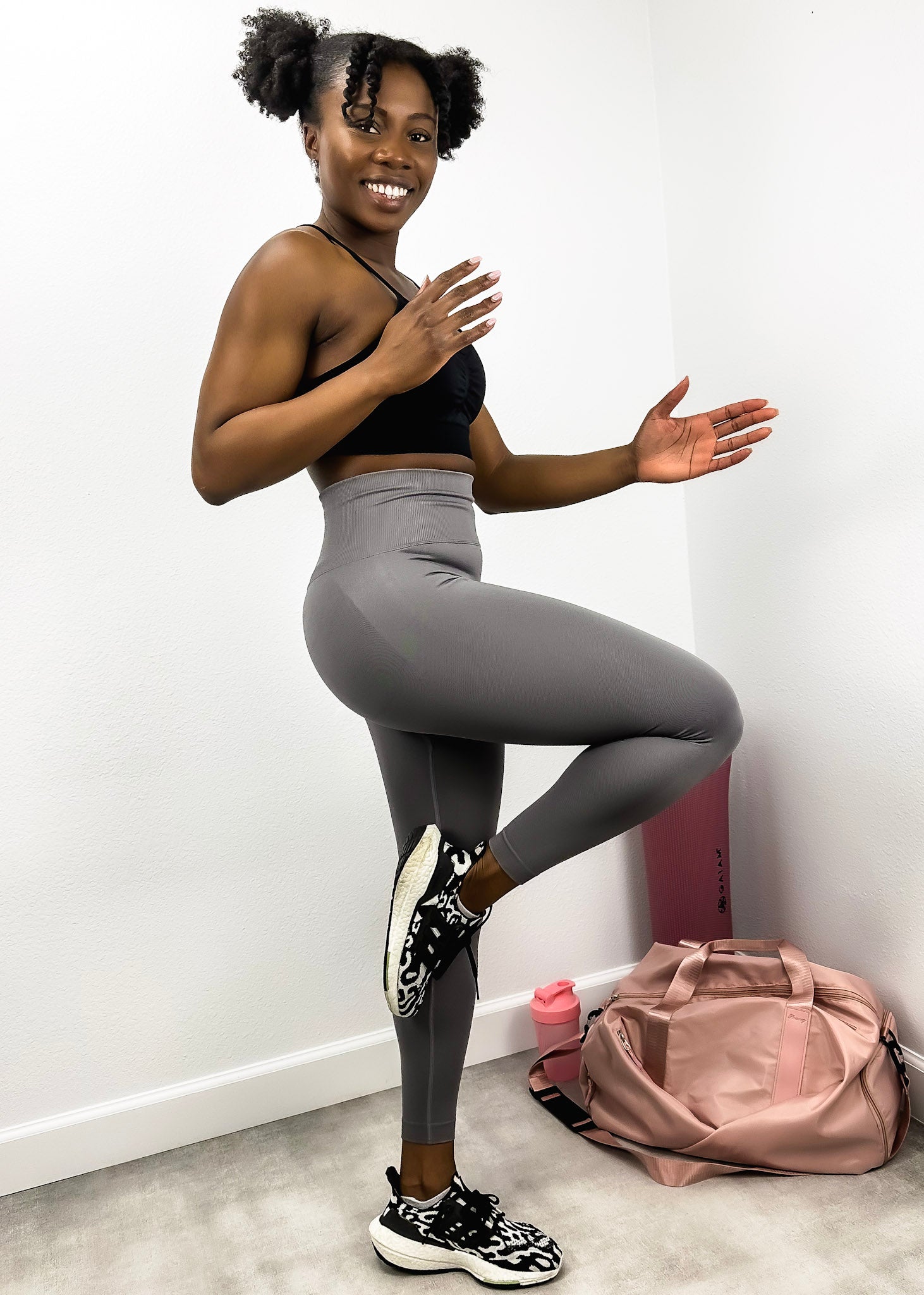 Pantalones de yoga que modelan y realzan la cadera