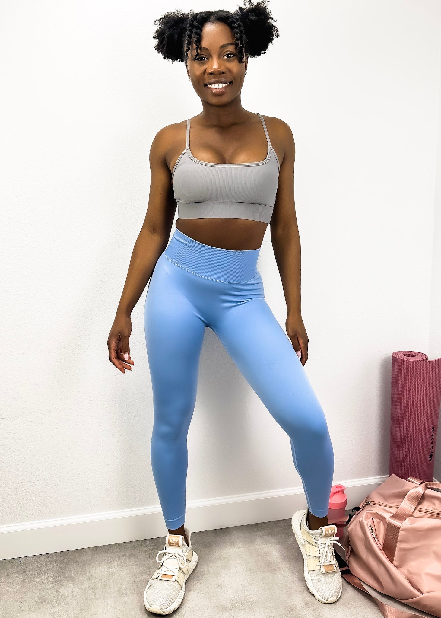 Pantalones de yoga que modelan y realzan la cadera