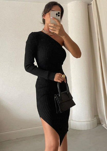 Vestido midi de canalé con abertura en la pierna y un hombro