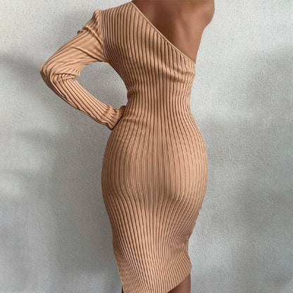 Vestido midi de canalé con abertura en la pierna y un hombro