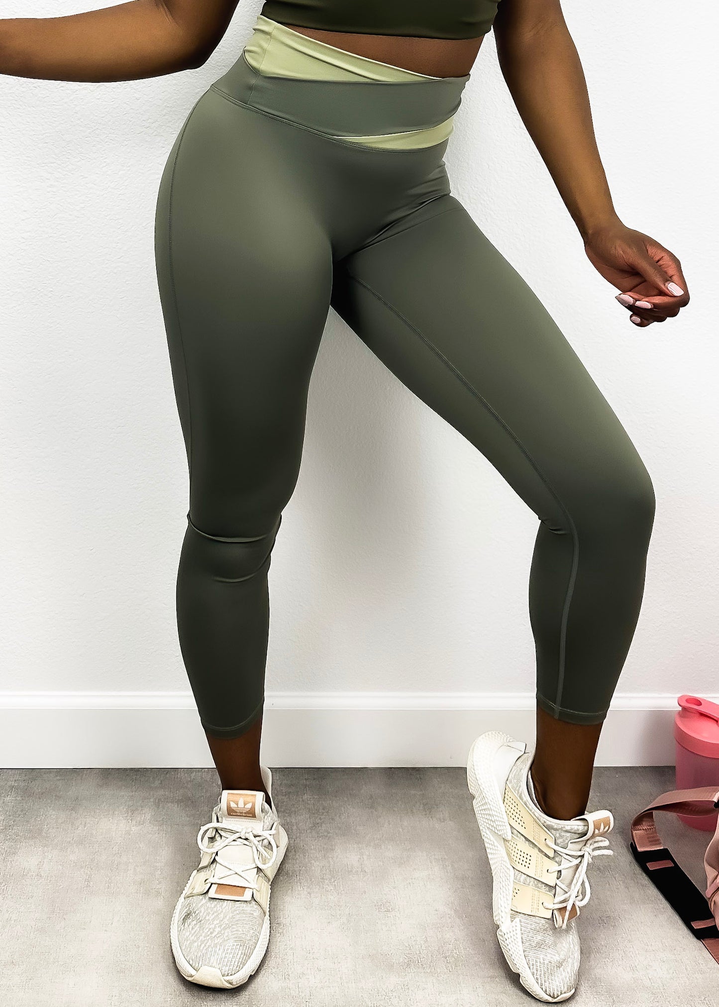 Leggings de cintura alta con diseño cruzado de dos tonos