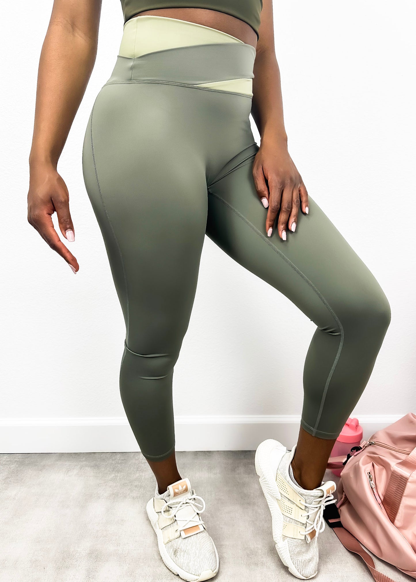 Leggings de cintura alta con diseño cruzado de dos tonos