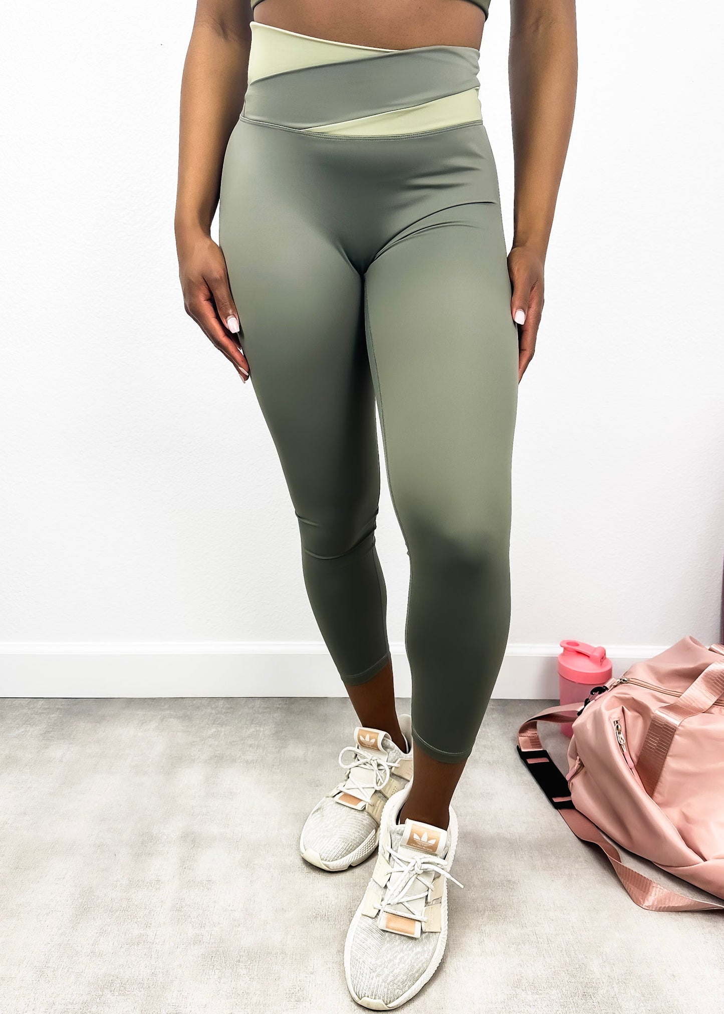 Leggings de cintura alta con diseño cruzado de dos tonos