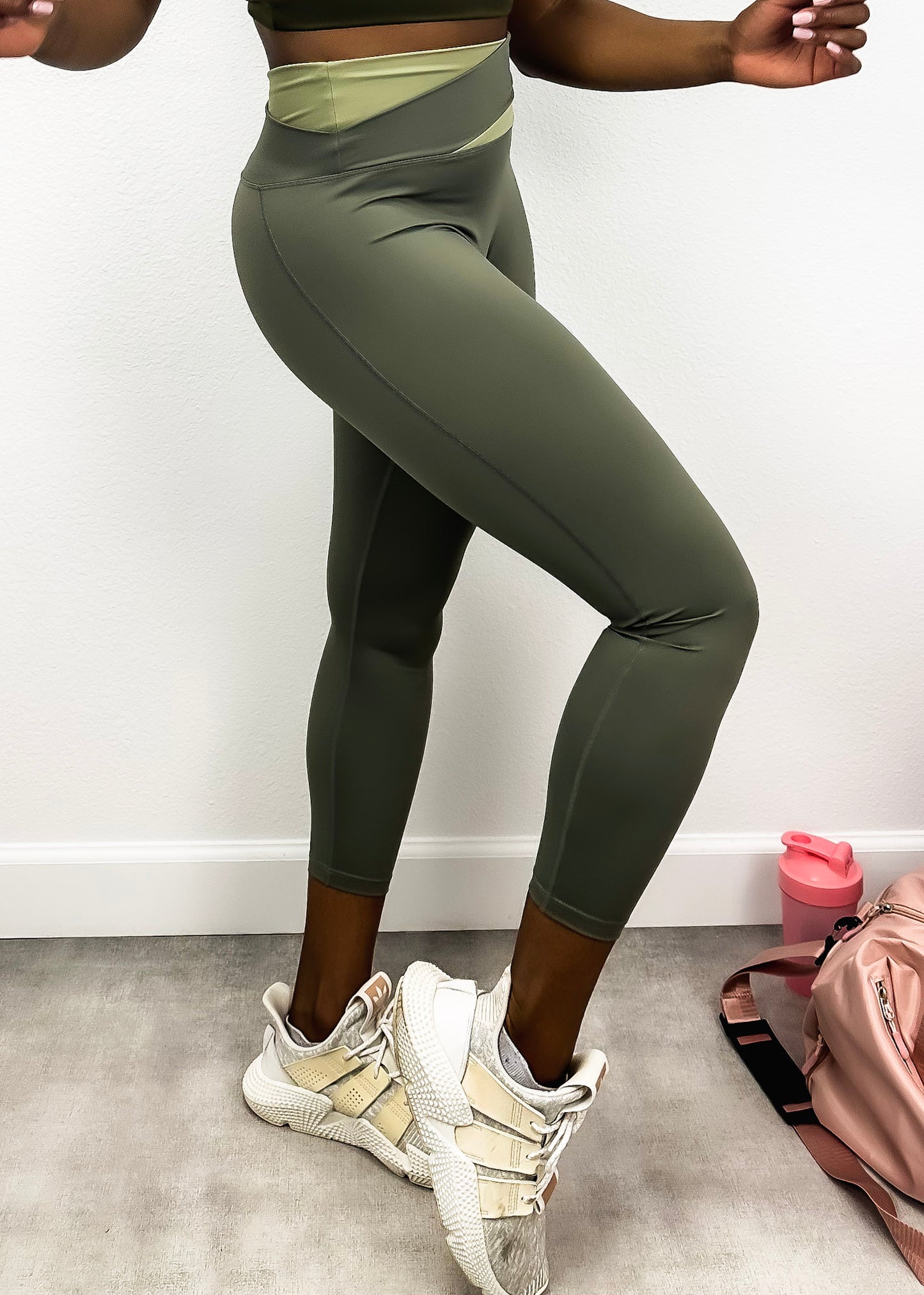 Leggings de cintura alta con diseño cruzado de dos tonos