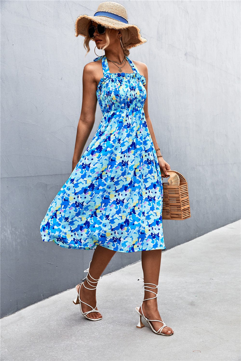 Vestido floral con escote halter y frunces
