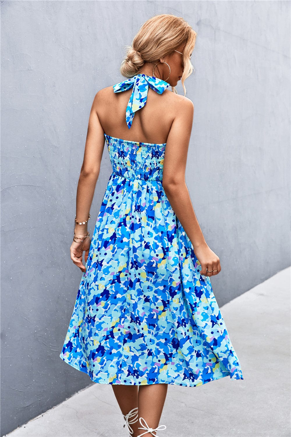 Vestido floral con escote halter y frunces