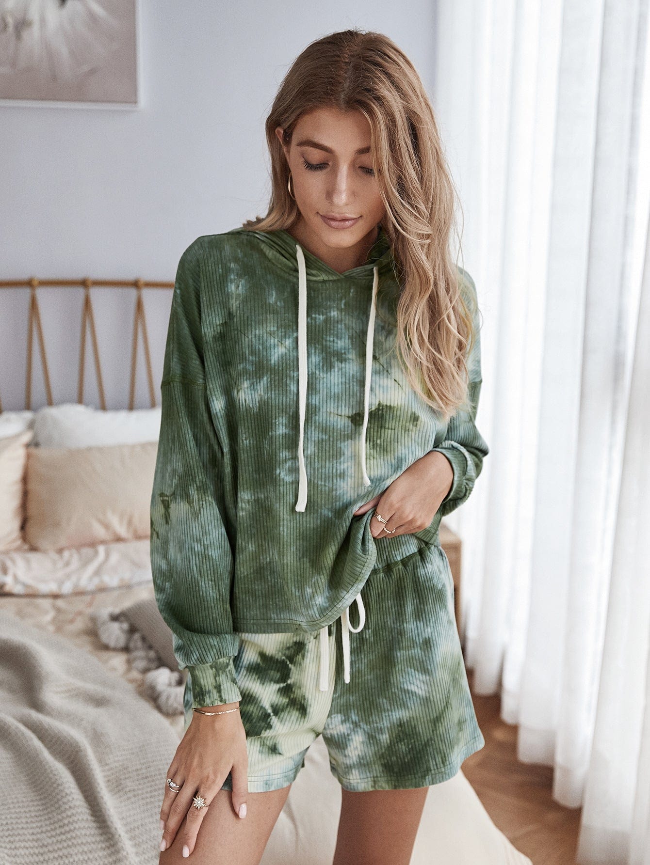 Conjunto de estar por casa con capucha y canalé con efecto tie-dye