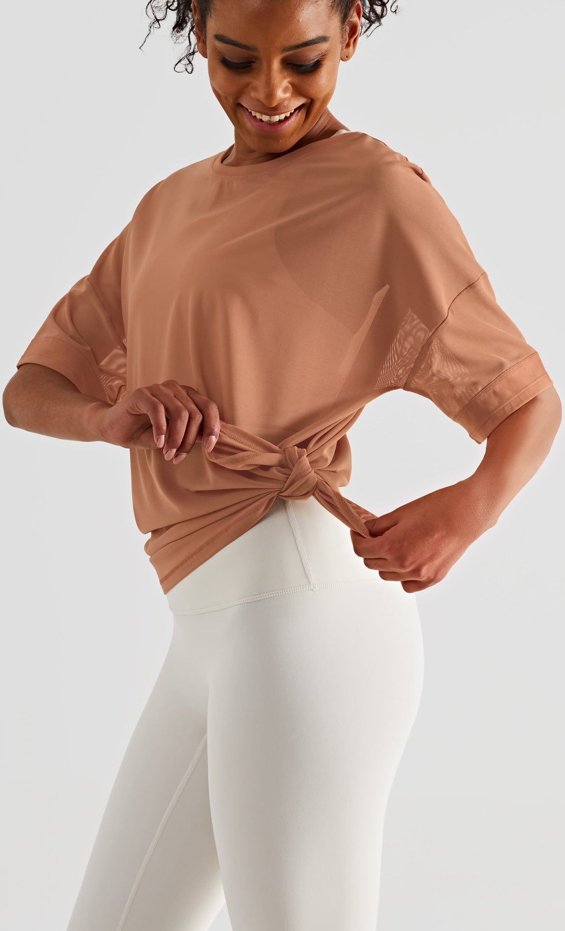 Top y bata deportiva informal con costura de malla