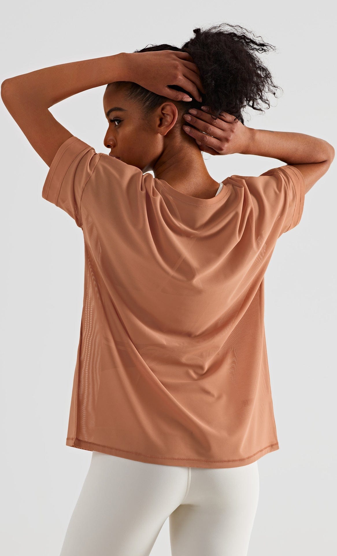 Top y bata deportiva informal con costura de malla
