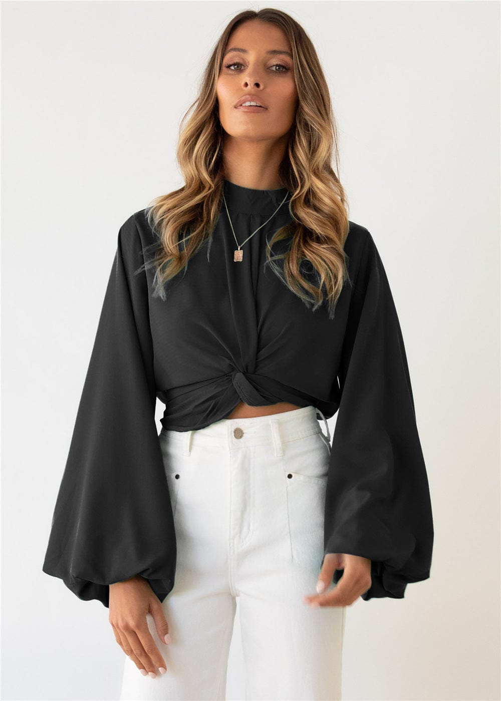 Blusa con mangas de obispo y parte delantera torcida