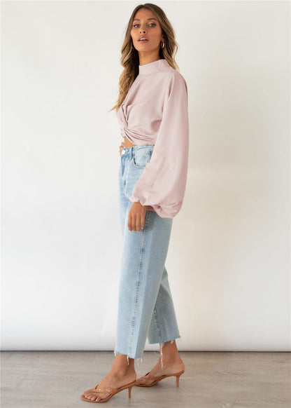 Blusa con mangas de obispo y parte delantera torcida