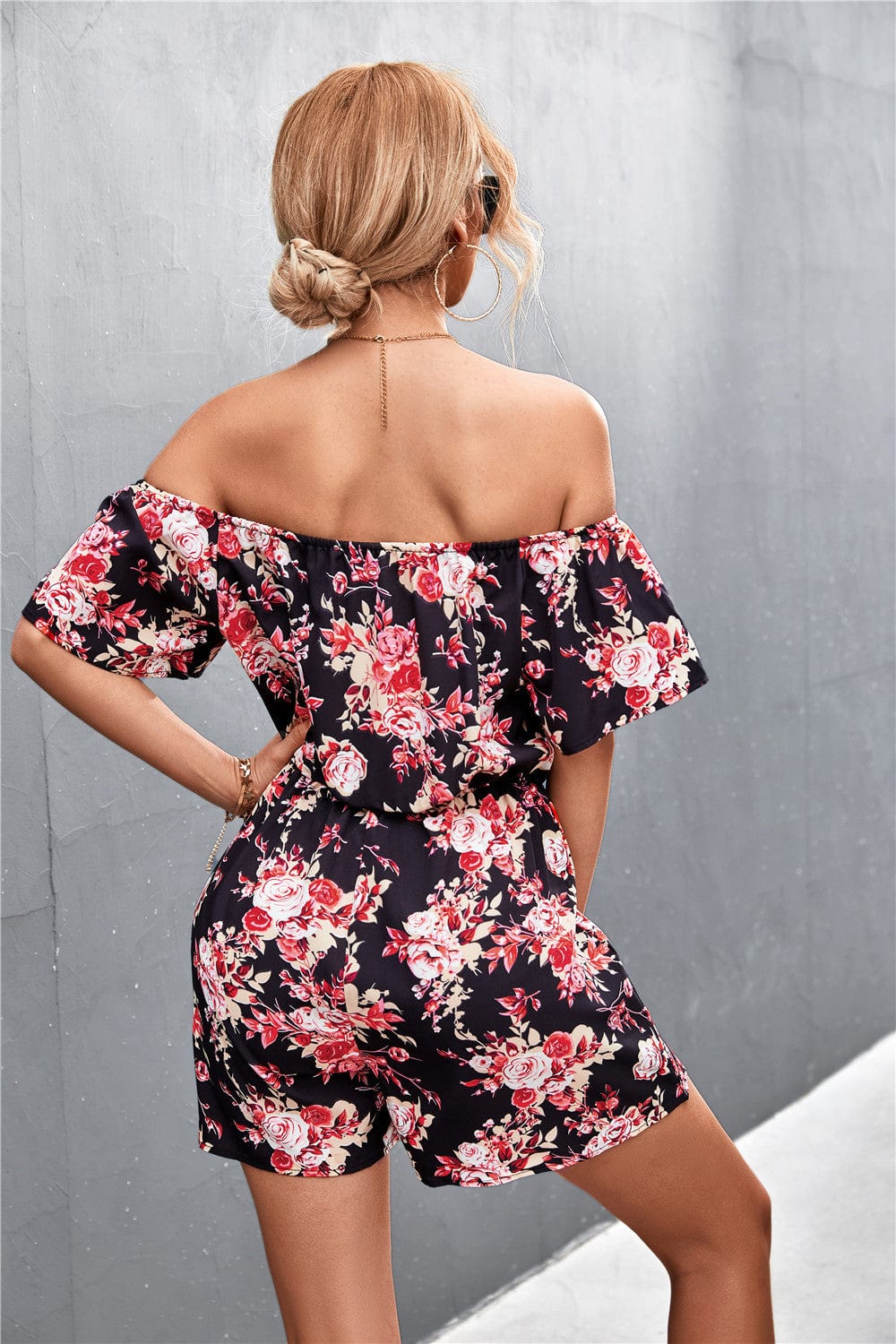 Mono de verano con estampado floral y hombros descubiertos
