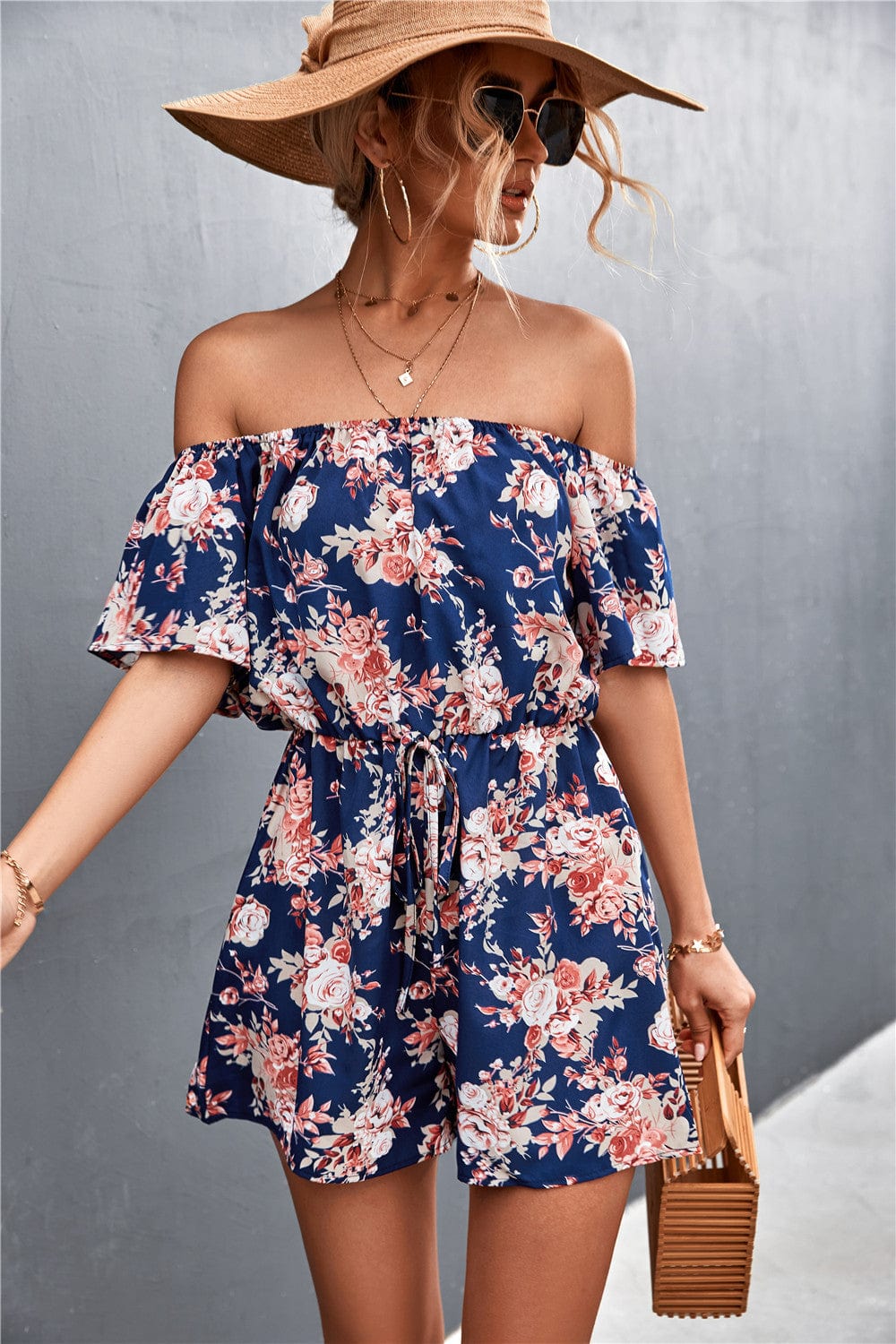Mono de verano con estampado floral y hombros descubiertos