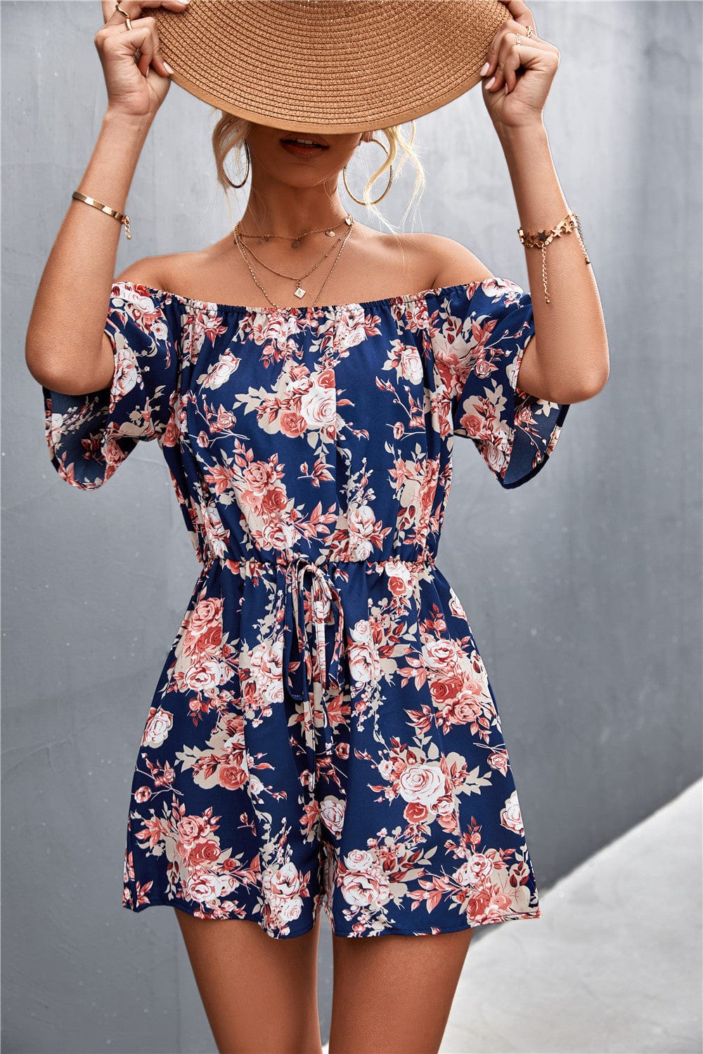 Mono de verano con estampado floral y hombros descubiertos