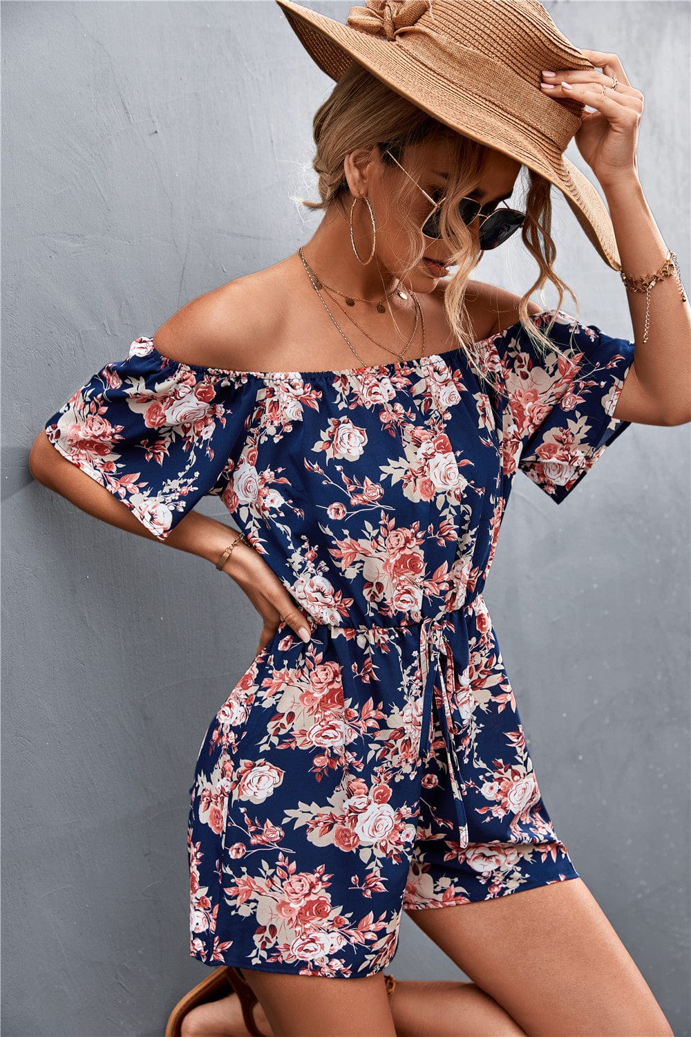 Mono de verano con estampado floral y hombros descubiertos