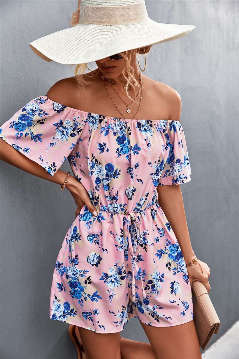 Mono de verano con estampado floral y hombros descubiertos