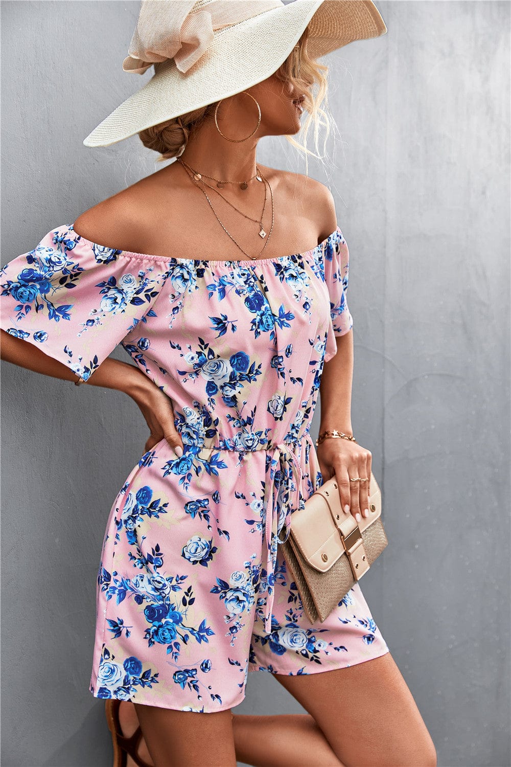 Mono de verano con estampado floral y hombros descubiertos