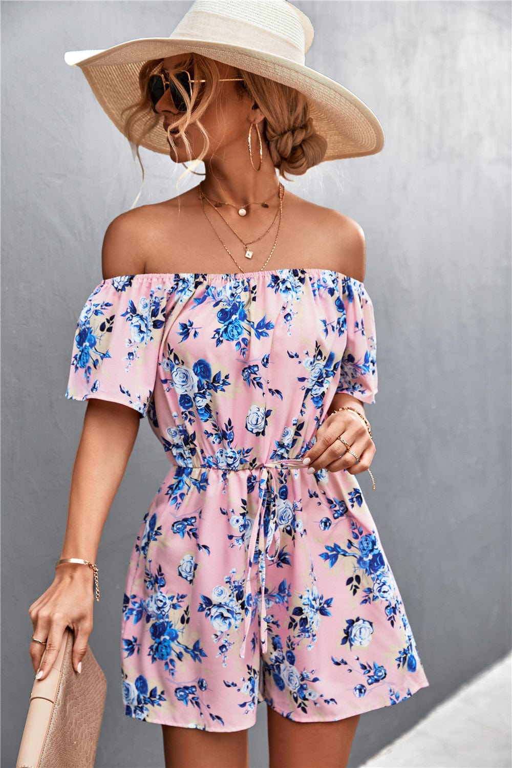 Mono de verano con estampado floral y hombros descubiertos