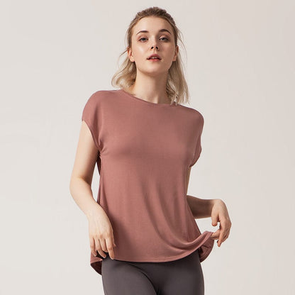 Camisa deportiva de manga corta con abertura en la espalda y giro