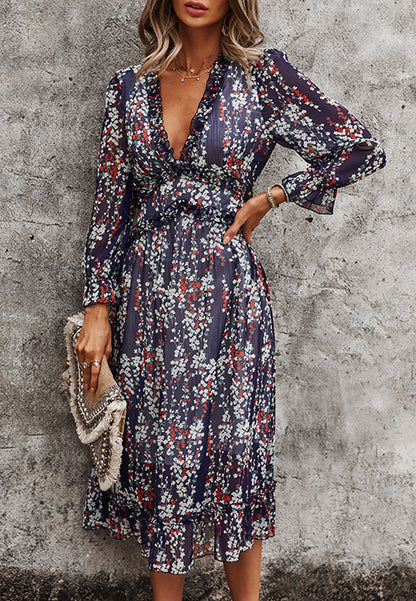 Vestido con escote pronunciado y detalle de volante