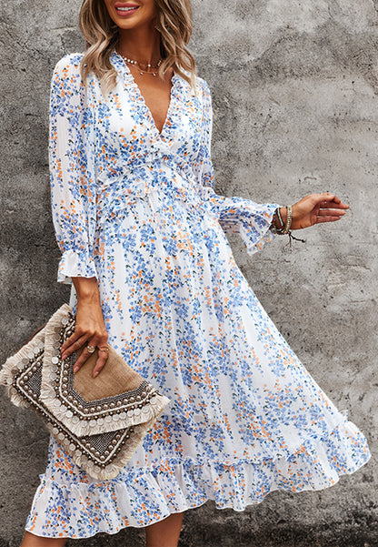 Vestido con escote pronunciado y detalle de volante