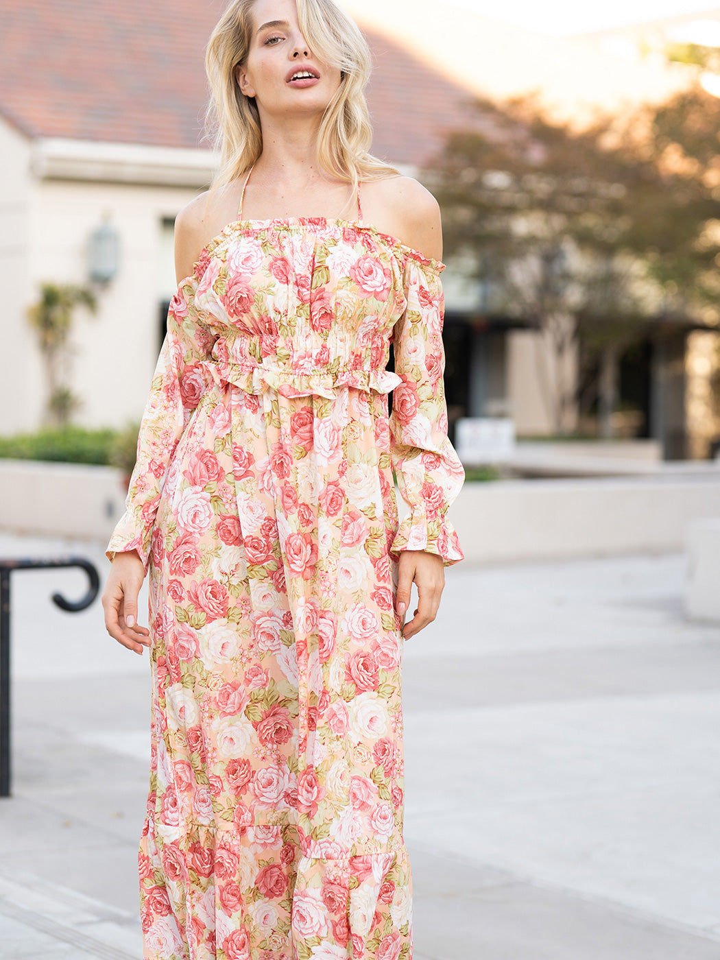 Vestido midi con hombros descubiertos, fruncido y mangas abullonadas con volantes
