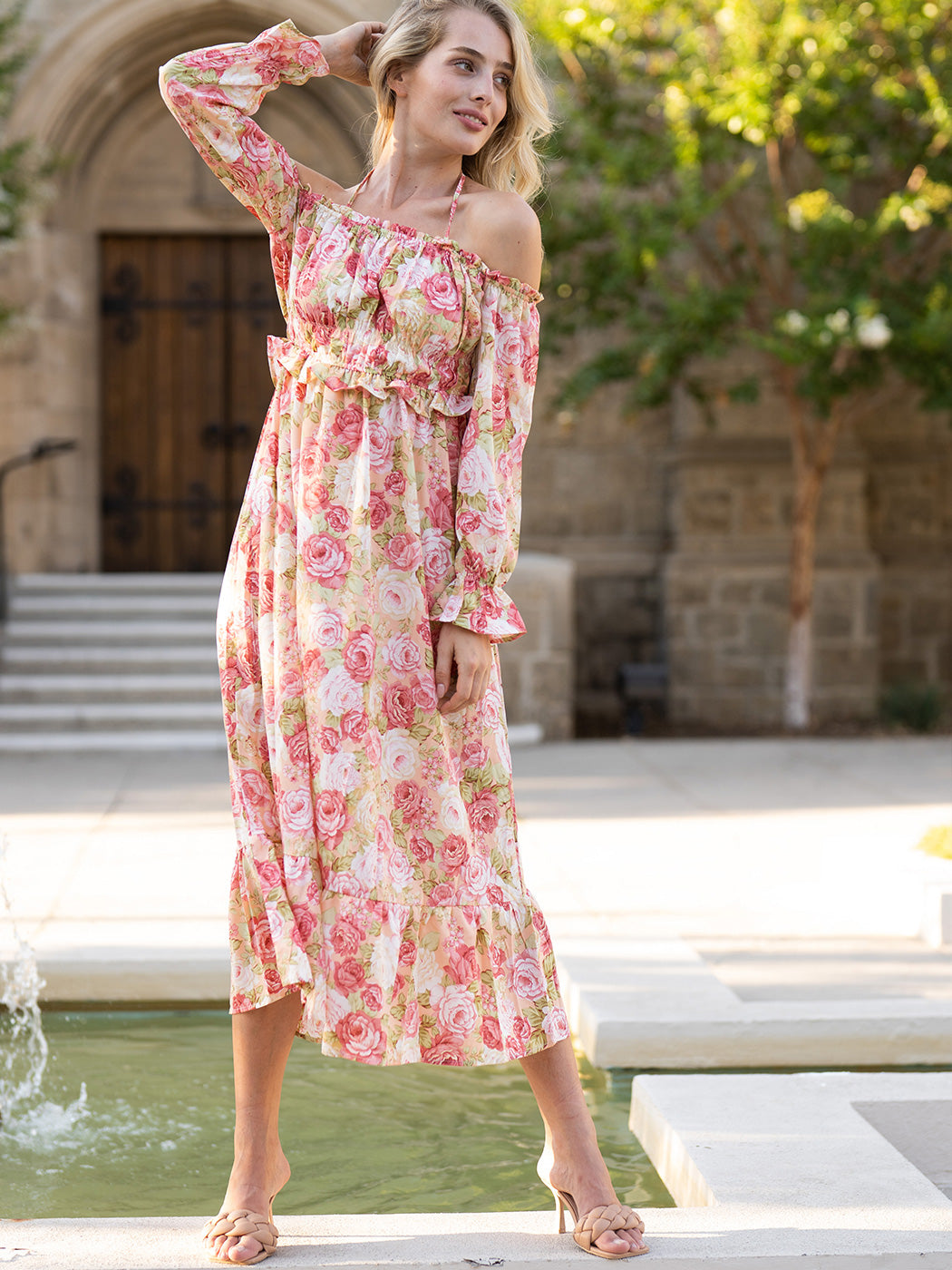 Vestido midi con hombros descubiertos, fruncido y mangas abullonadas con volantes
