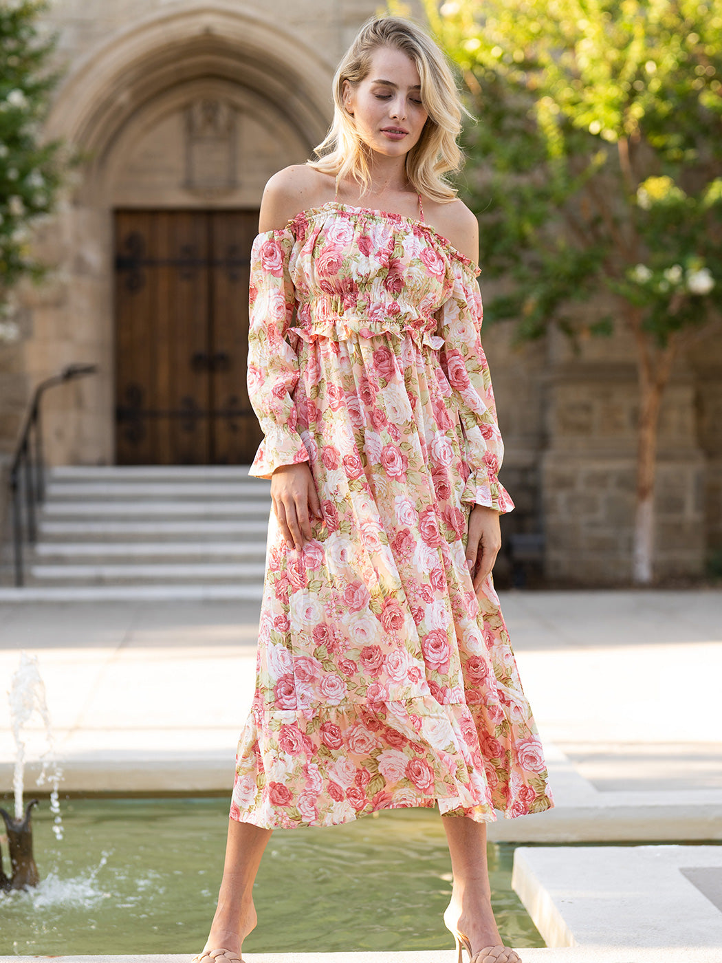 Vestido midi con hombros descubiertos, fruncido y mangas abullonadas con volantes