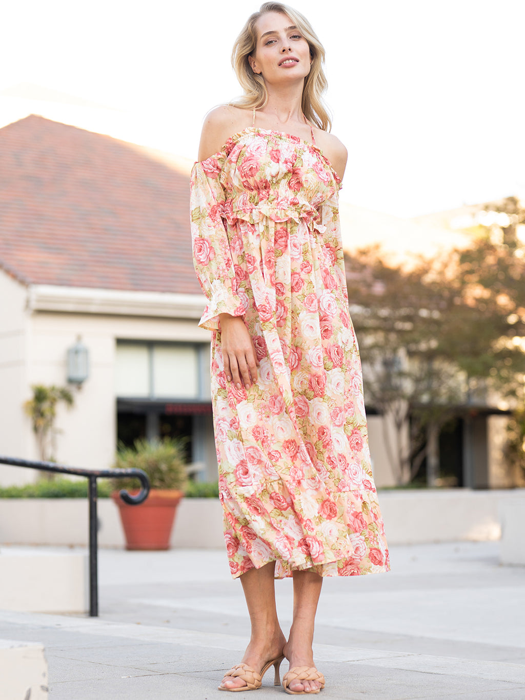 Vestido midi con hombros descubiertos, fruncido y mangas abullonadas con volantes