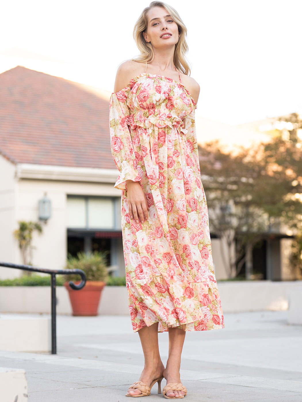 Vestido midi con hombros descubiertos, fruncido y mangas abullonadas con volantes