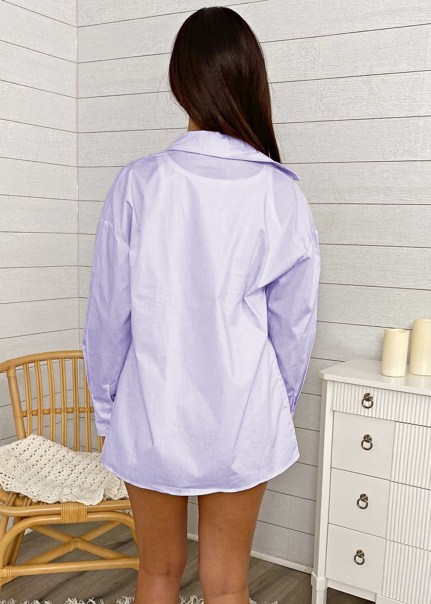 Conjunto de camisa y pantalón corto de manga larga con botones y rayas de gran tamaño