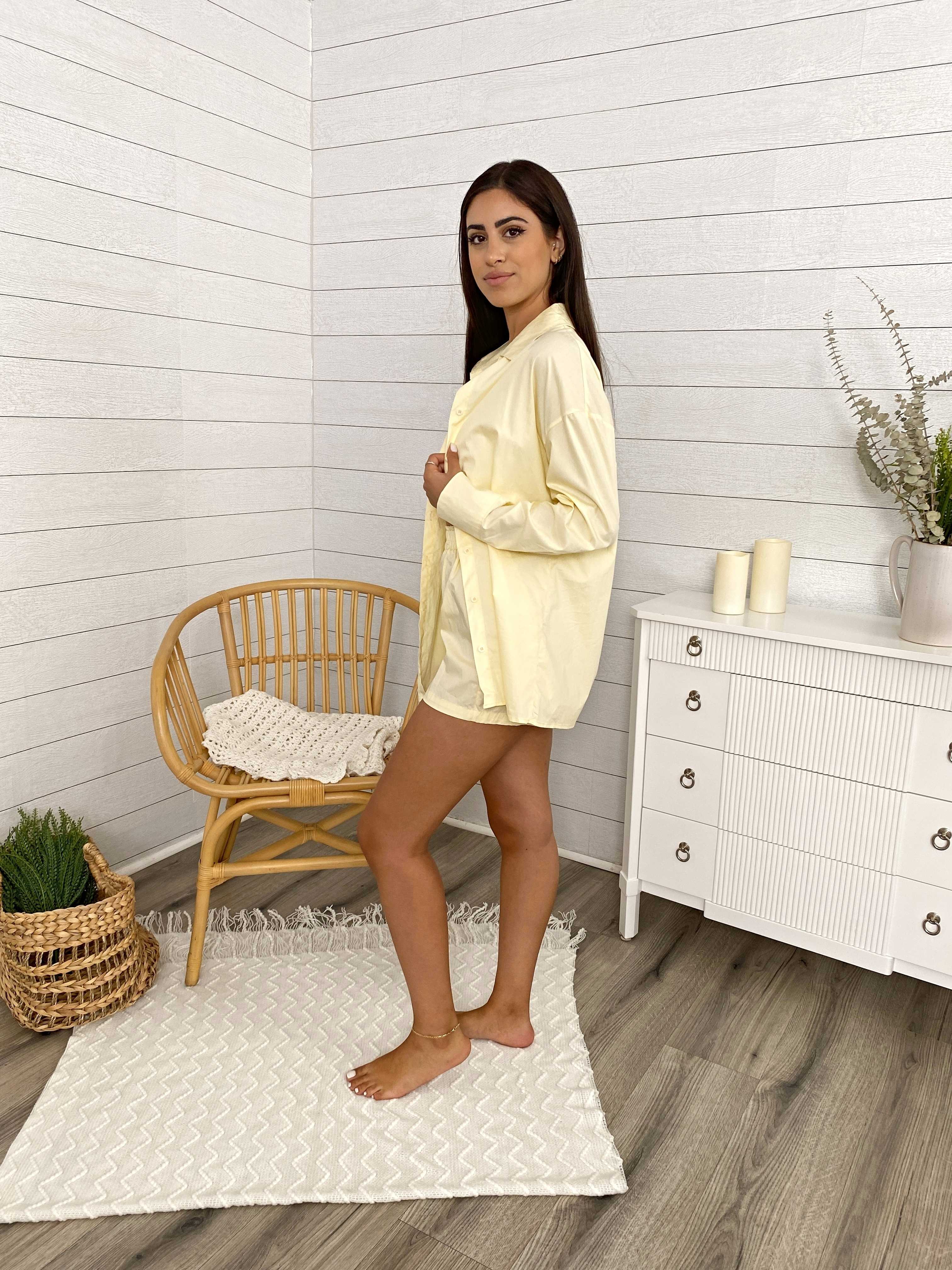 Conjunto de camisa y pantalón corto de manga larga con botones y rayas de gran tamaño