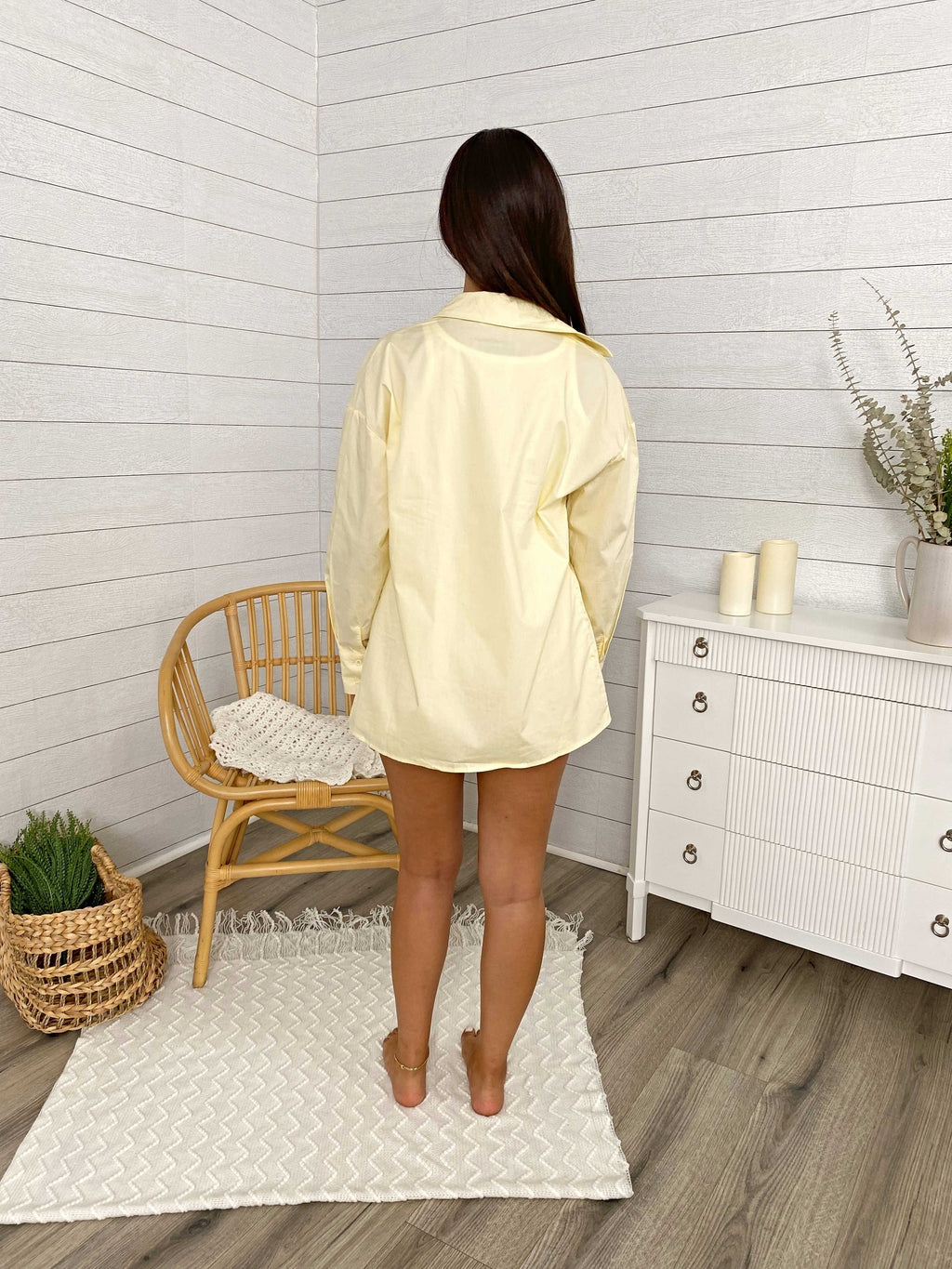 Conjunto de camisa y pantalón corto de manga larga con botones y rayas de gran tamaño