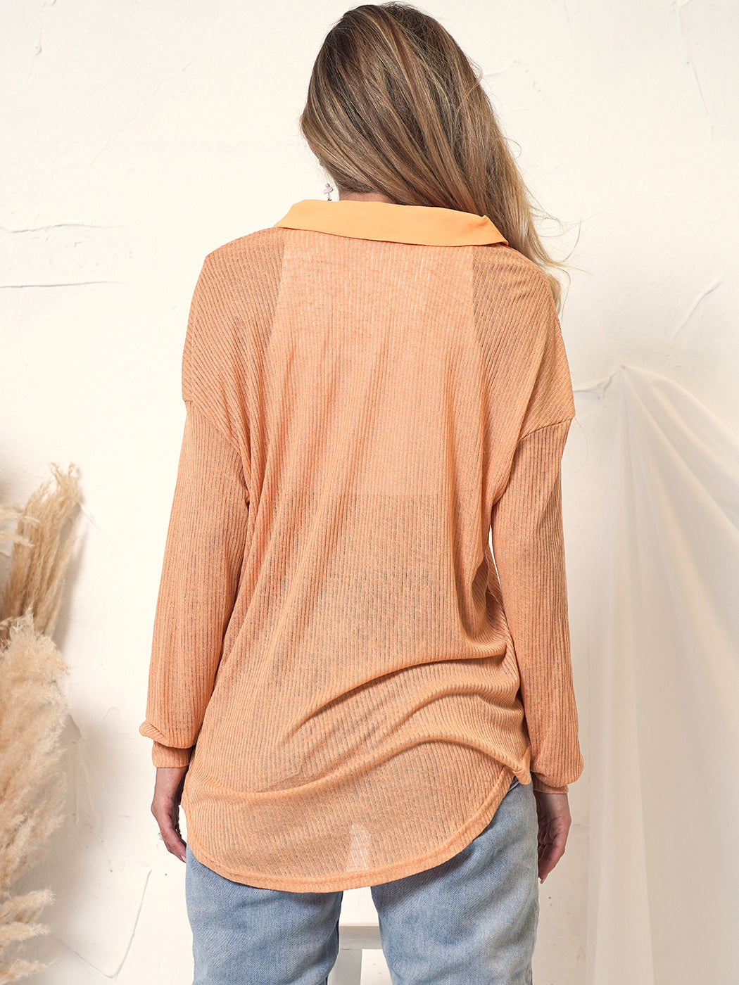 Blusa texturizada con botones y canalé 
