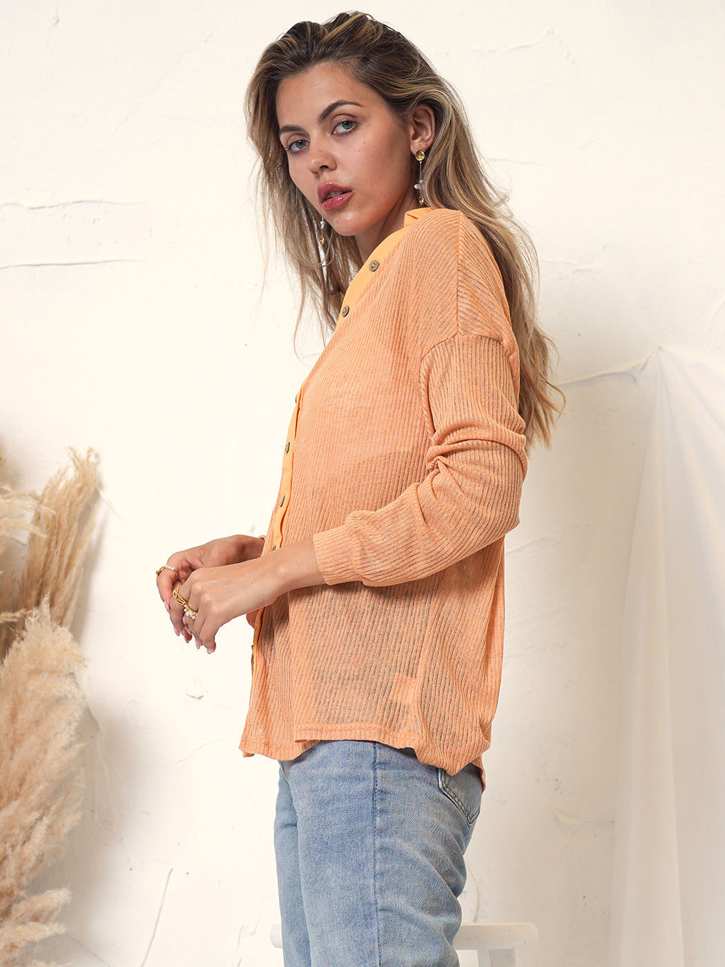 Blusa texturizada con botones y canalé 