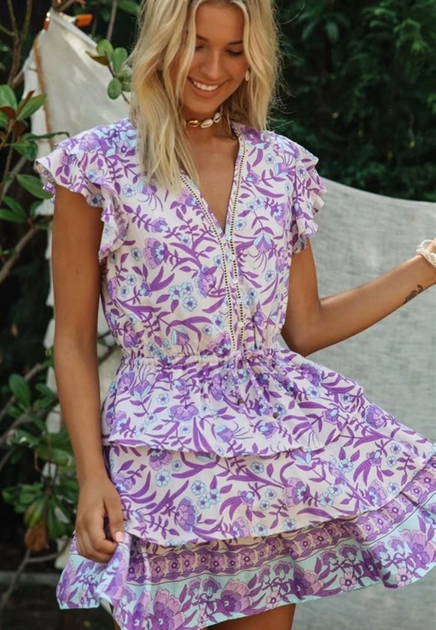 Vestido floral con capas y mangas abullonadas