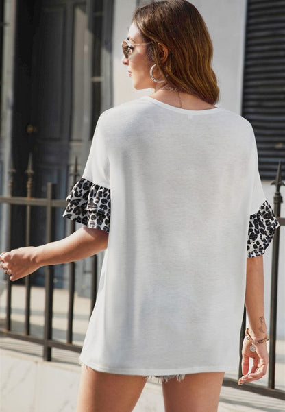 Camiseta con estampado de leopardo en contraste
