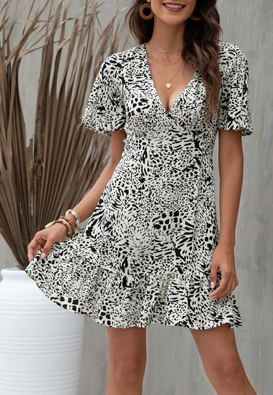 Vestido con dobladillo con volantes y estampado mixto