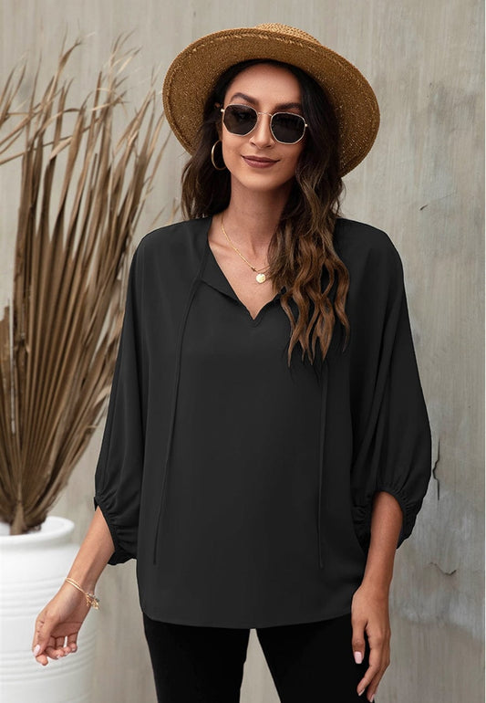 Blusa clásica ligera con lazo en el cuello