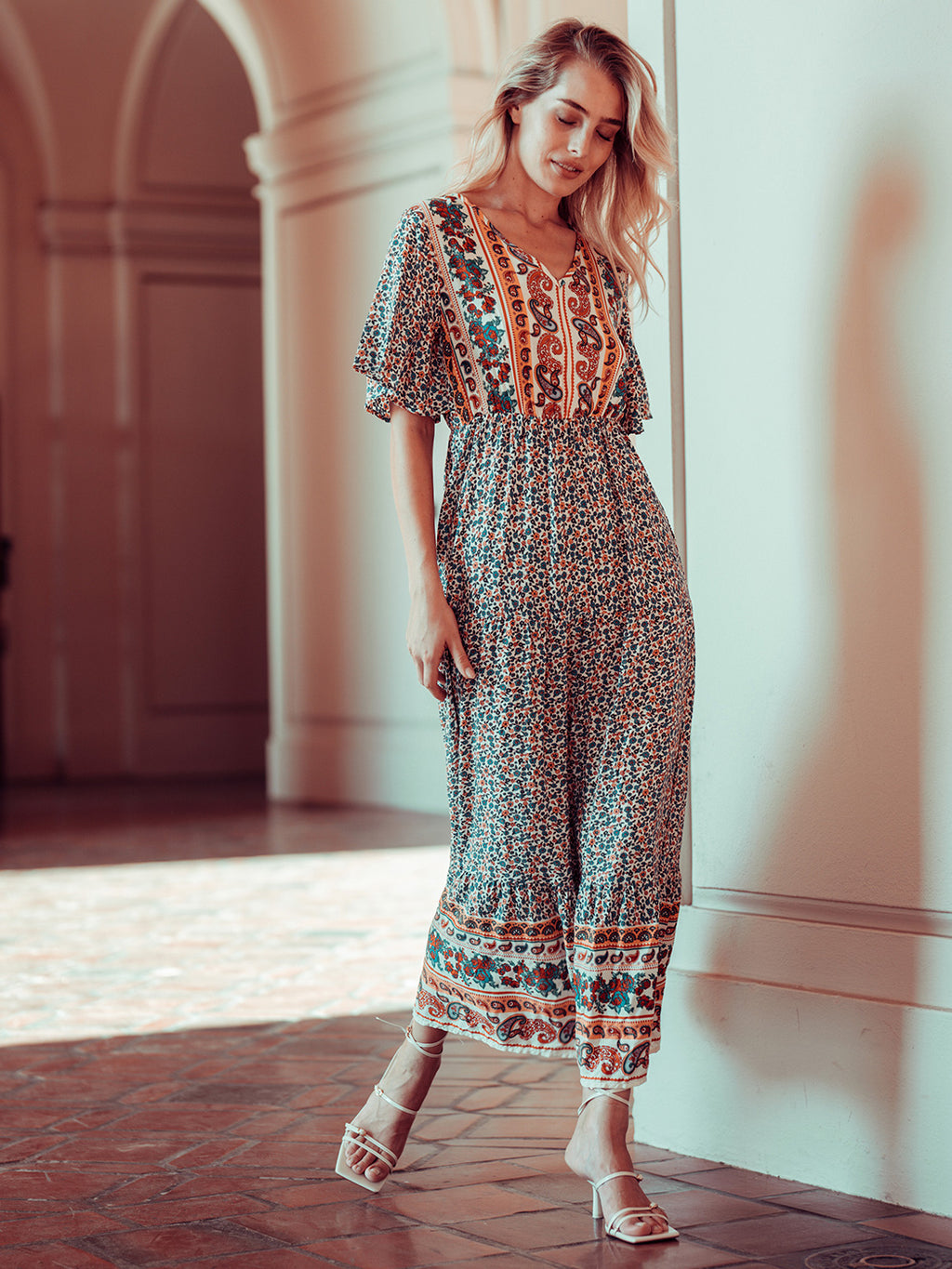 Vestido largo bohemio con estampado de cachemira y mangas acampanadas 