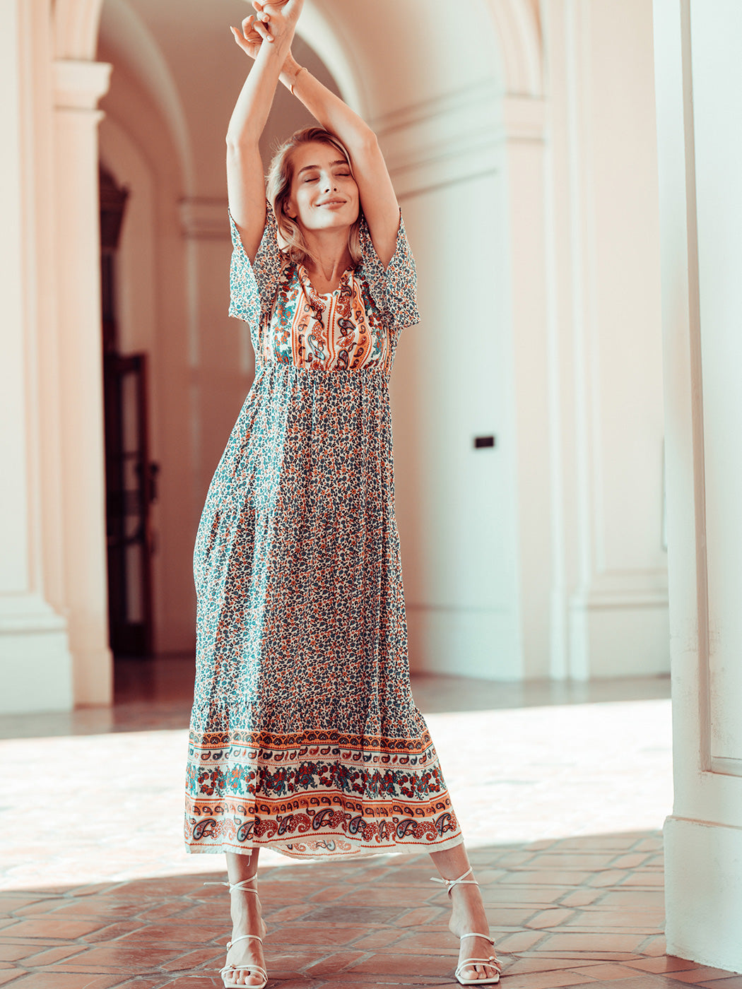 Vestido largo bohemio con estampado de cachemira y mangas acampanadas 