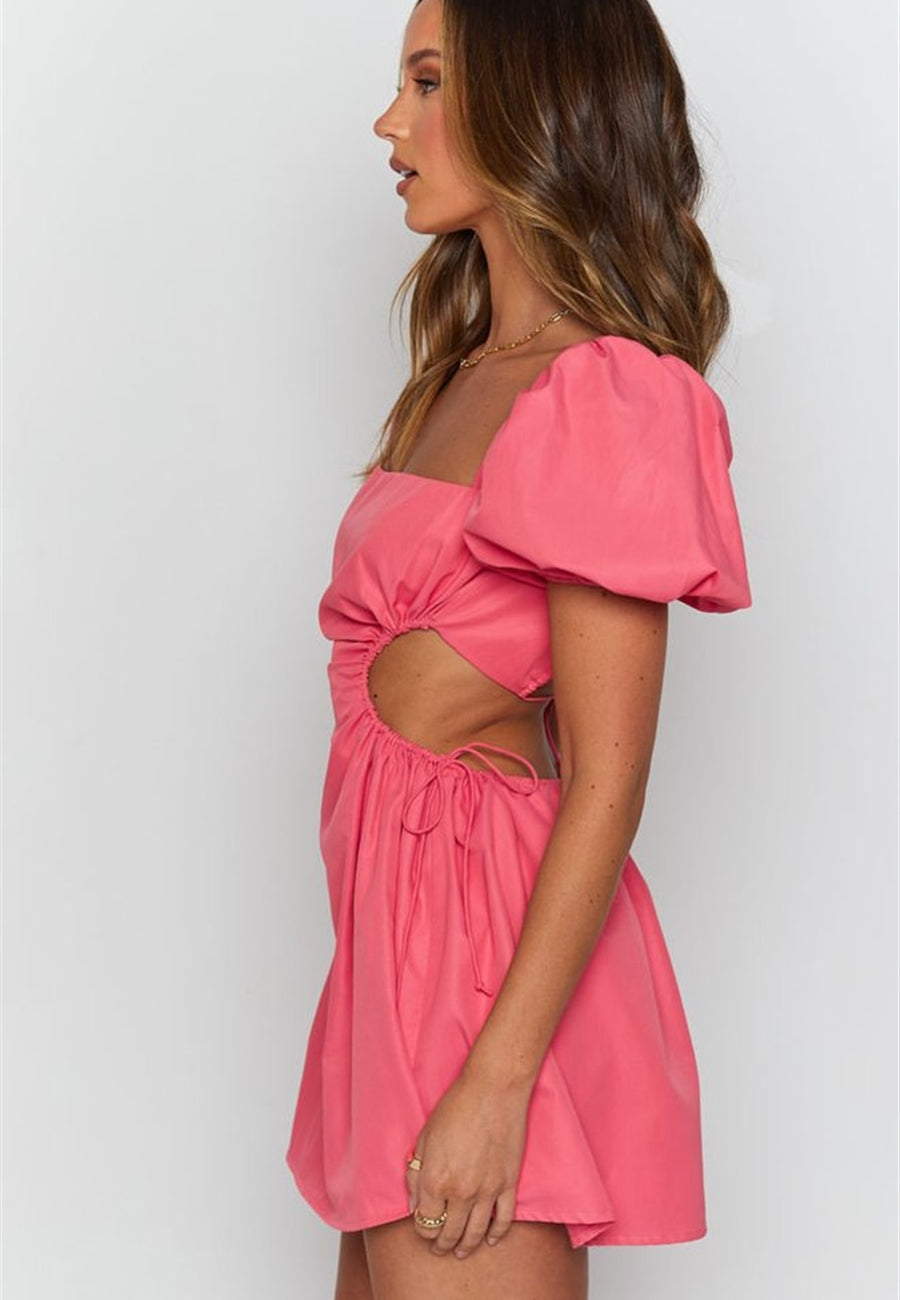 Vestido con abertura lateral y lazo en la espalda