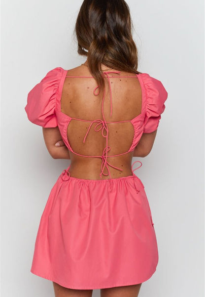 Vestido con abertura lateral y lazo en la espalda