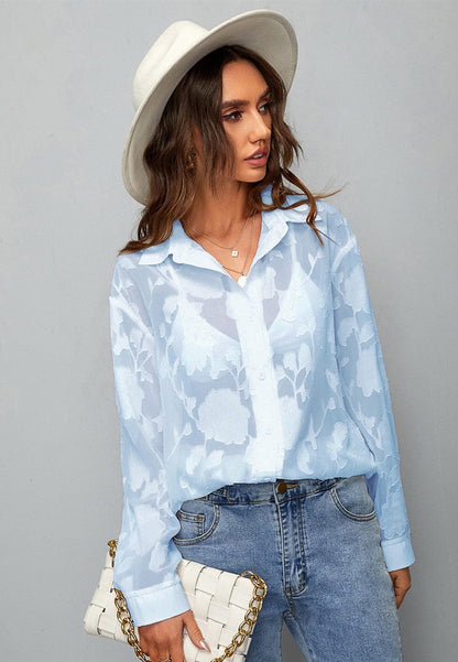 Blusa floral con textura transparente