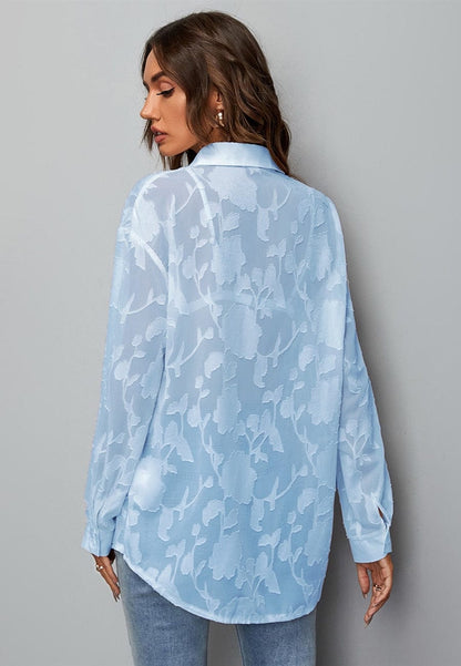 Blusa floral con textura transparente