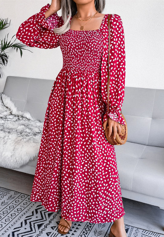Vestido con escote cuadrado y estampado de lunares