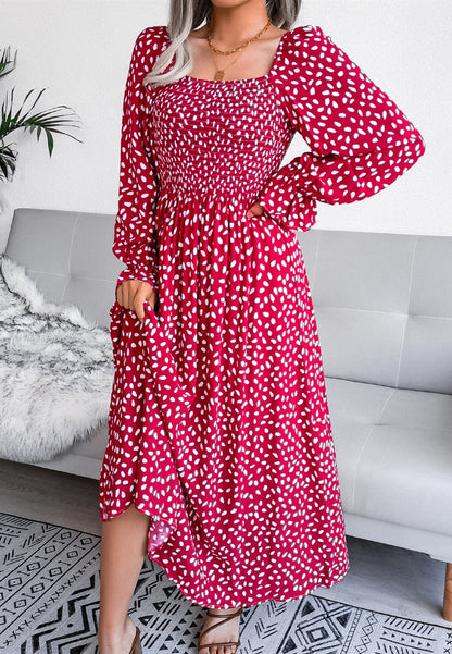 Vestido con escote cuadrado y estampado de lunares