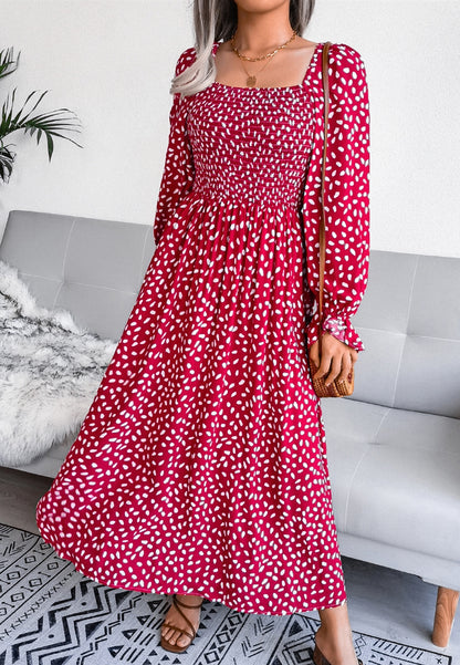 Vestido con escote cuadrado y estampado de lunares