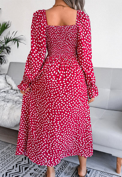Vestido con escote cuadrado y estampado de lunares