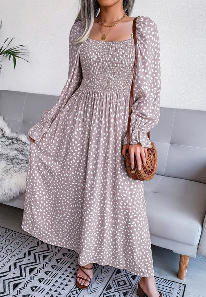 Vestido con escote cuadrado y estampado de lunares